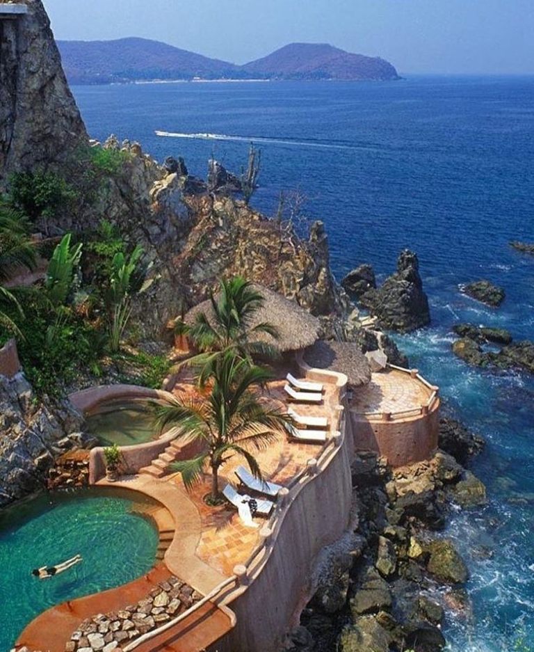 Getting over the mid-week slump in the saltwater pool above the waves at @lacasaquecanta 👌🏼📸 @hotel.temptations