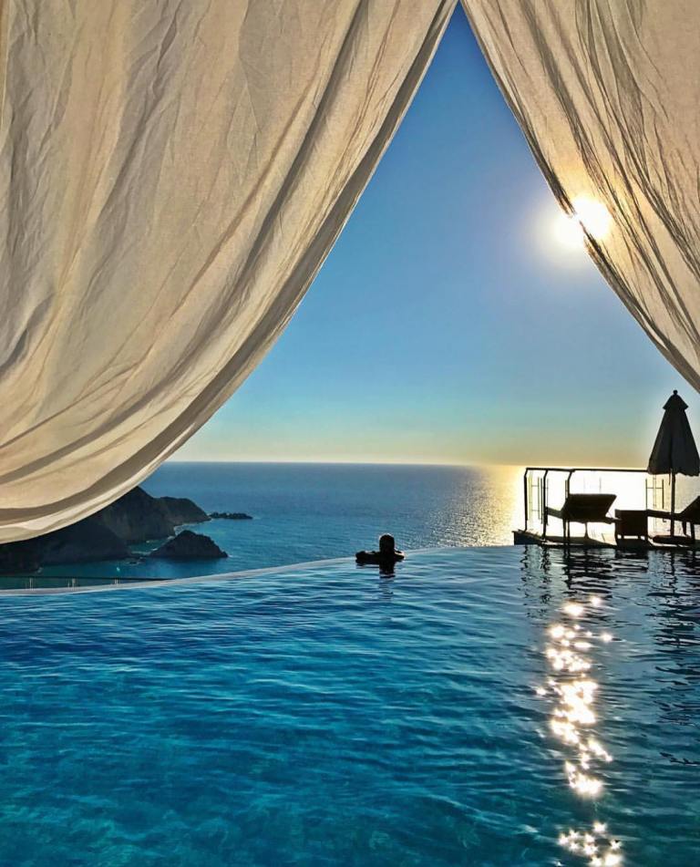 Petani Bay Hotel - Greece ❤️❤️❤️ Credits ✨@loucosporviagem