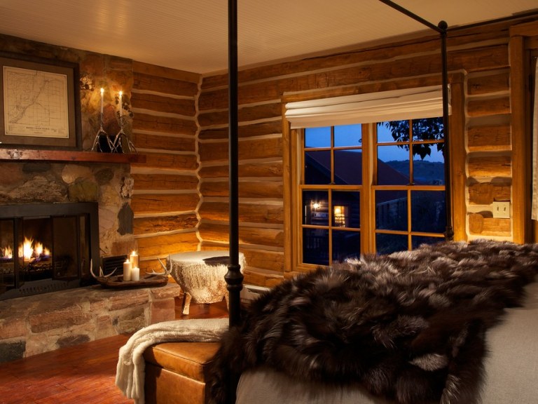 Bedroom-LodgeandSpaatBrushCreekRanch-Wyoming-CRHotel