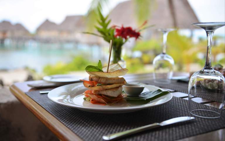 3.tikehau_pearl_beach_resort_restaurant_pohero_meal