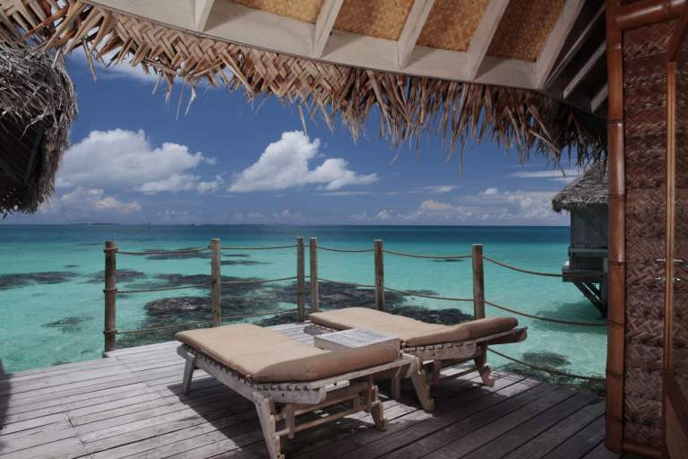 6.tikehau_pearl_beach_resort_premium_overwater_bungalow_terrace_2